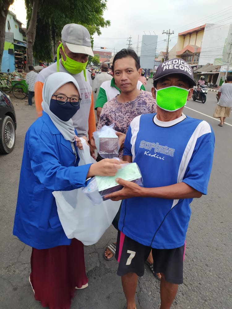 UDINUS PEDULI BAGIKAN TAKJIL UNTUK WARGA KEDIRI