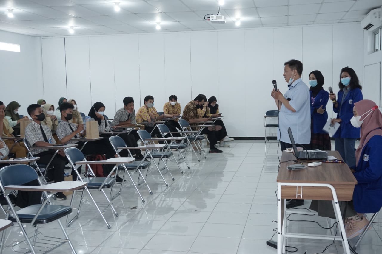 WORKSHOP CAMPUS MILIK HMSI UDINUS KEDIRI, AJAK SISWA MENGENAL TEKNOLOGI DI ERA MODERN