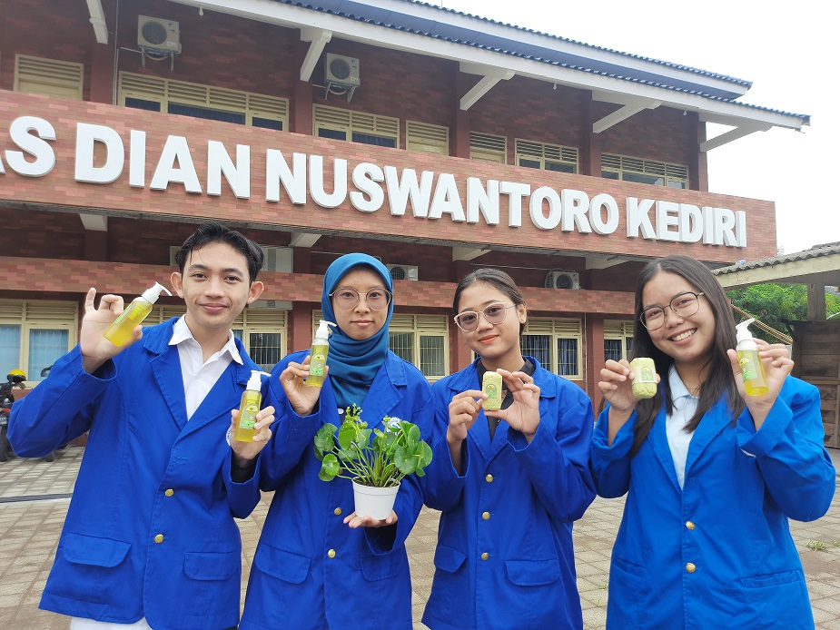 KURANGI LIMBAH RUMAH TANGGA, MAHASISWA PRODI S-1 MANAJEMEN UDINUS KEDIRI CIPTAKAN SABUN MANDI ORGANIK