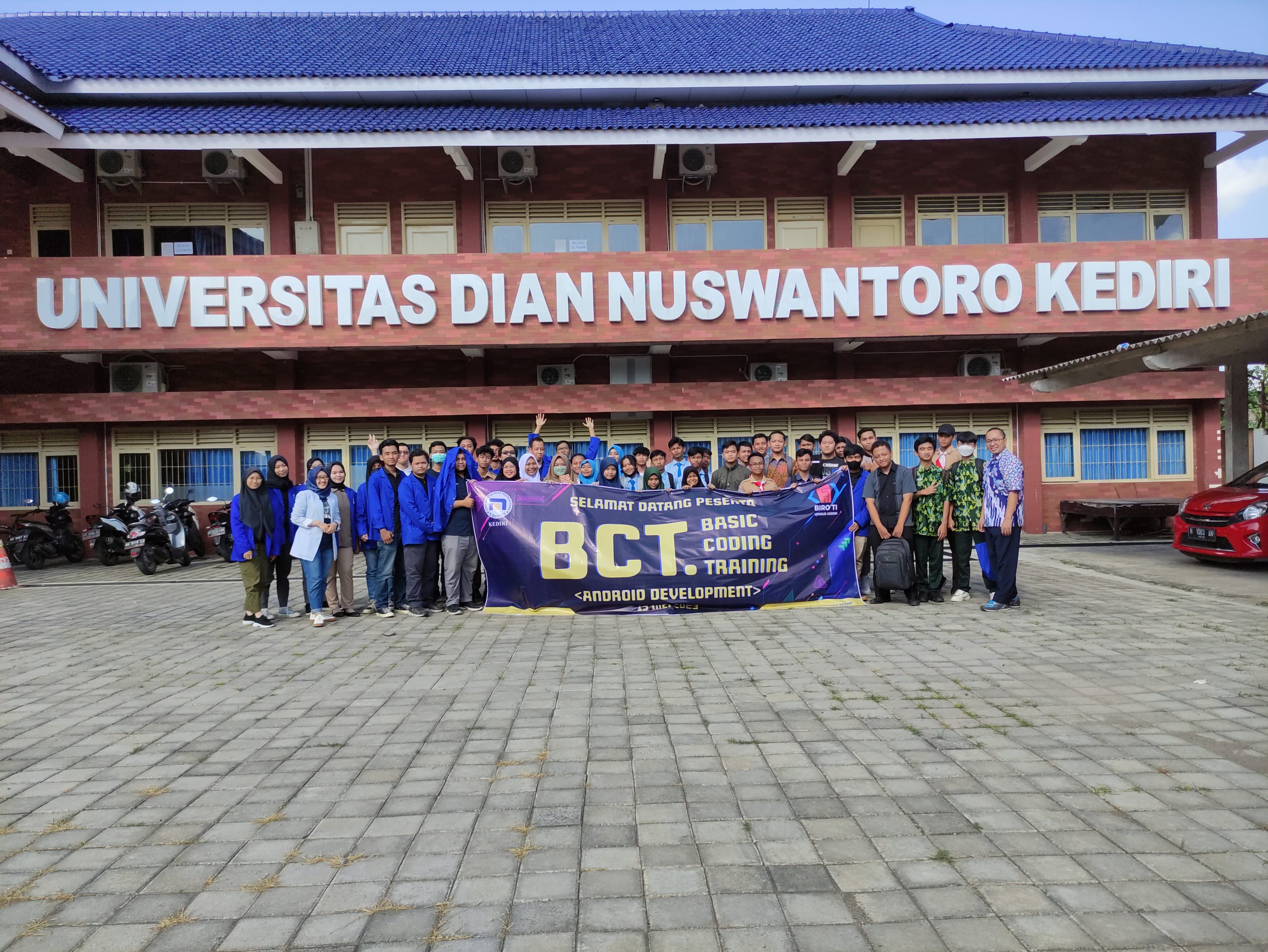 TINGKATKAN MINAT BAKAT SISWA DI BIDANG IT, UDINUS KEDIRI BERIKAN PELATIHAN BCT