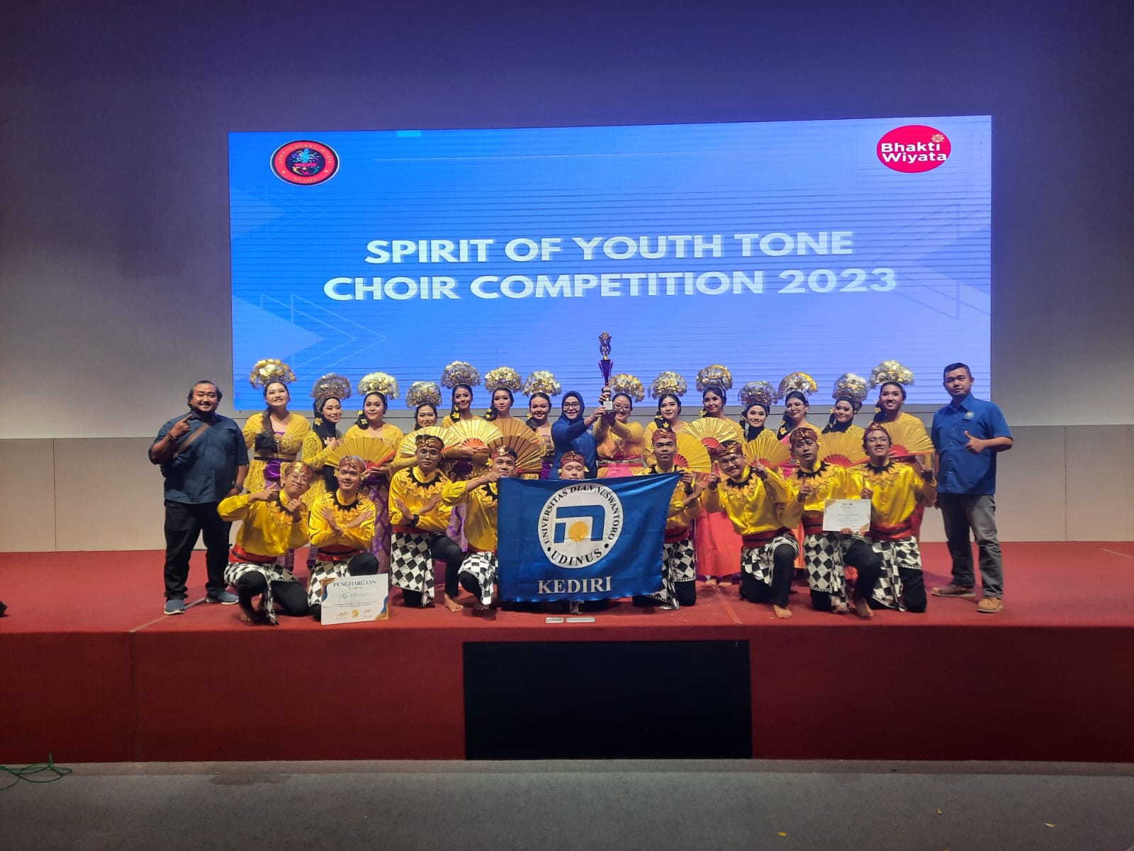 CETAK PRESTASI, PSM UDINUS KEDIRI RAIH JUARA 1 PADA AJANG SPIRIT OF YOUTH TONE CHOIR COMPETITION 2023