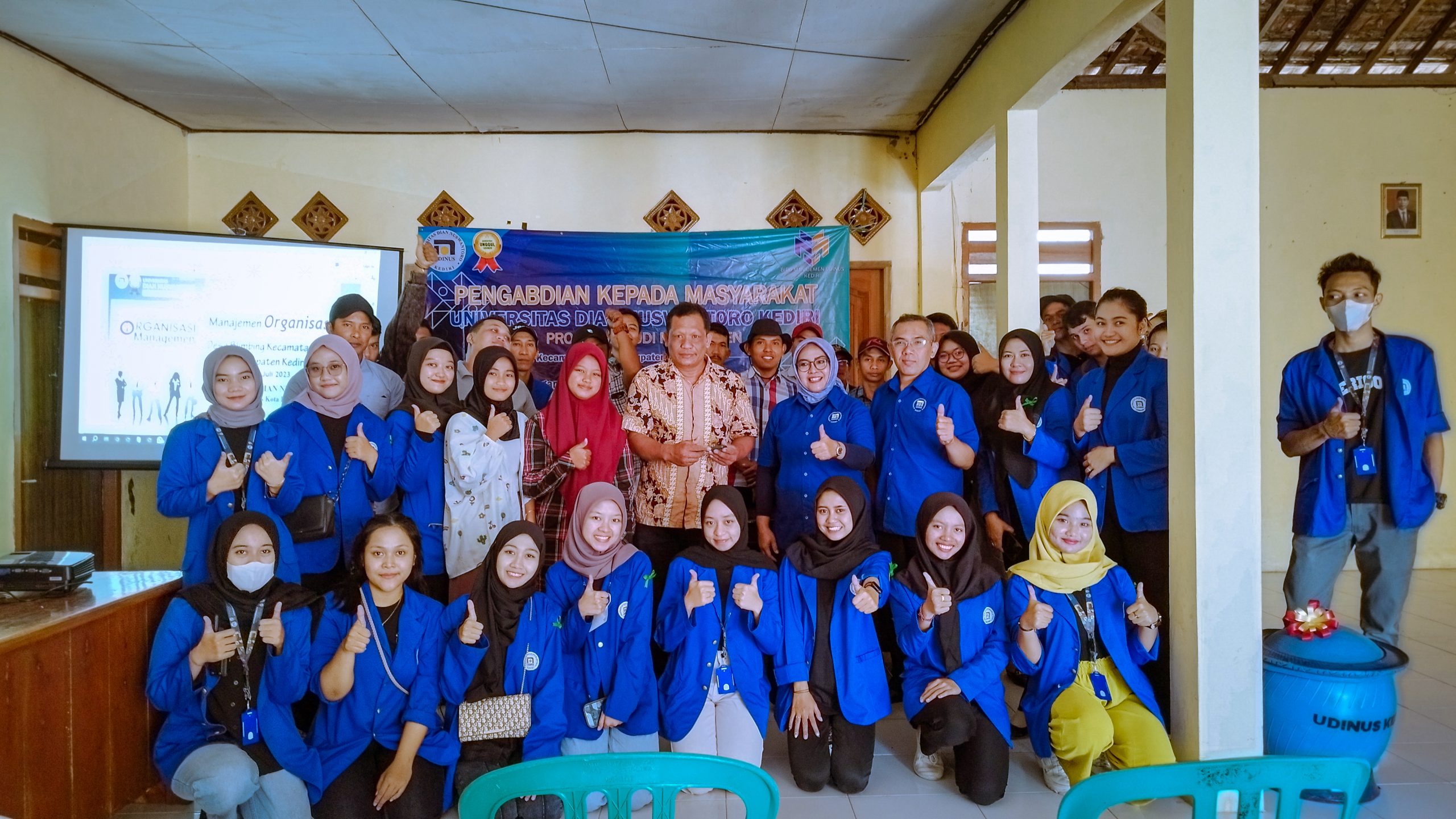 TINGKATKAN KREATIVITAS DAN MAJUKAN DESA BLIMBING, TIM PENGABDIAN MASYARAKAT UDINUS KEDIRI BERI PELATIHAN